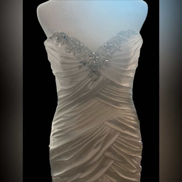 Morilee by Madeline Gardner Mermaid Style Strapless Wedding Gown Size 4. - Picture 2 of 8